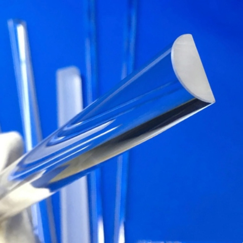 In halbkreisf&ouml;rmige Formen geschnittene Quarzglasst&auml;be nach Ma&szlig;