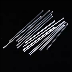 Прозрачный стержень из плавленого кварца небольшого размера